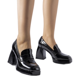 Crne lakirane cipele sa zapadnom petom crna