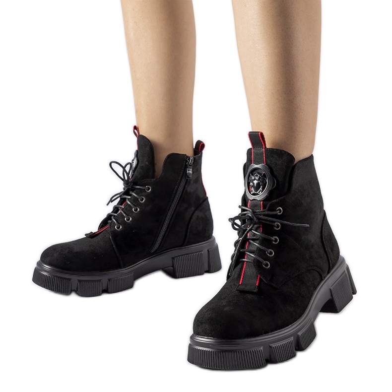 Crne gležnjače ukrašene crvenim Monrency obrubom crno