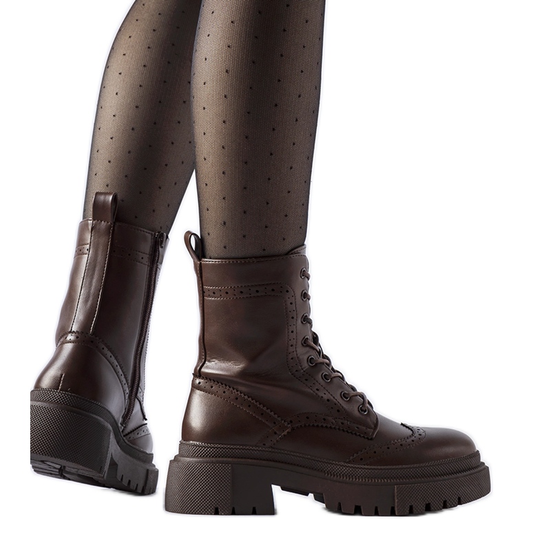 Smeđe čizme ukrašene Nicla šavovima smeđa