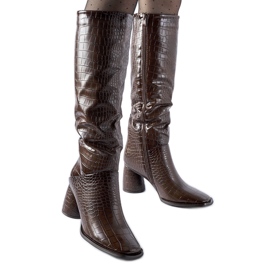 Smeđe čizme ukrašene reljefom Vijeća smeđa