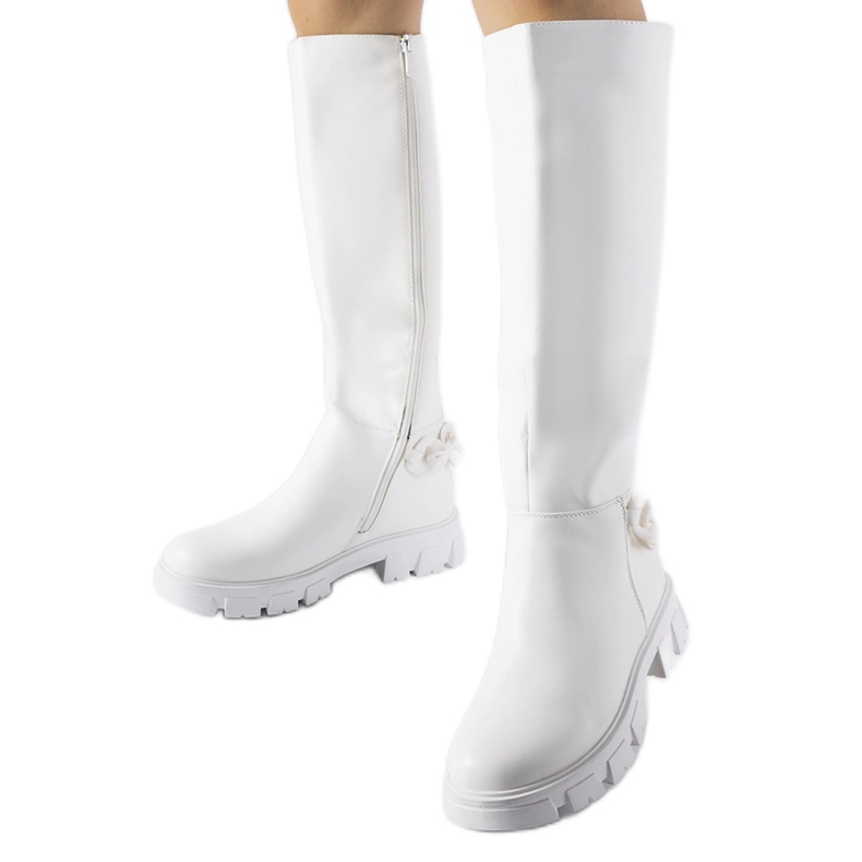 Bijele ravne čizme s lancem iz Armanda bijela