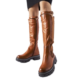 Smeđe masivne čizme ukrašene Stuart remenom smeđa