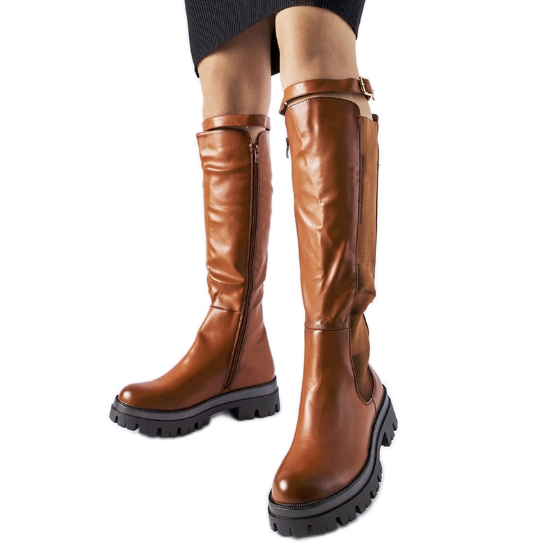 Smeđe masivne čizme ukrašene Stuart remenom smeđa