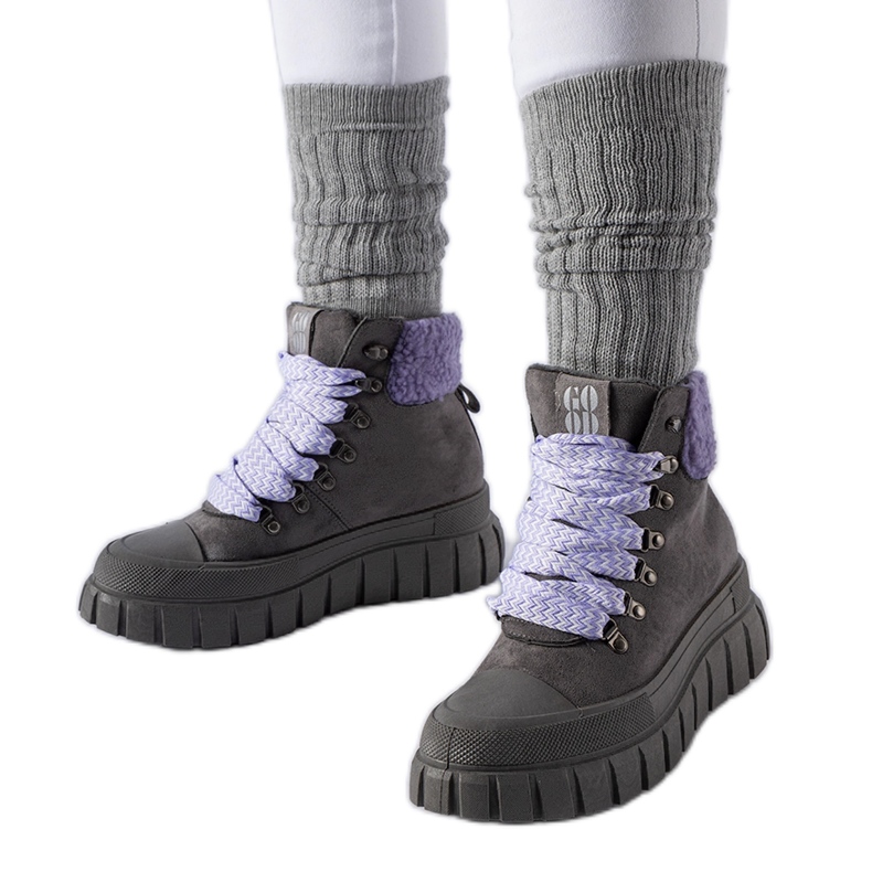 Sive gležnjače s ljubičastim Roanoke detaljima siva