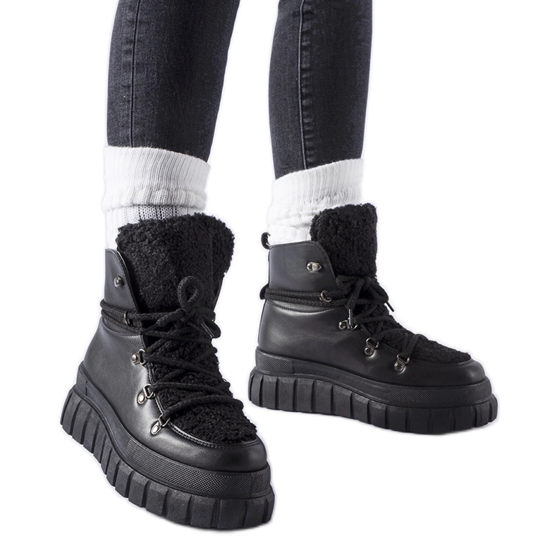 Crne gležnjače na masivnoj Sforza platformi crno