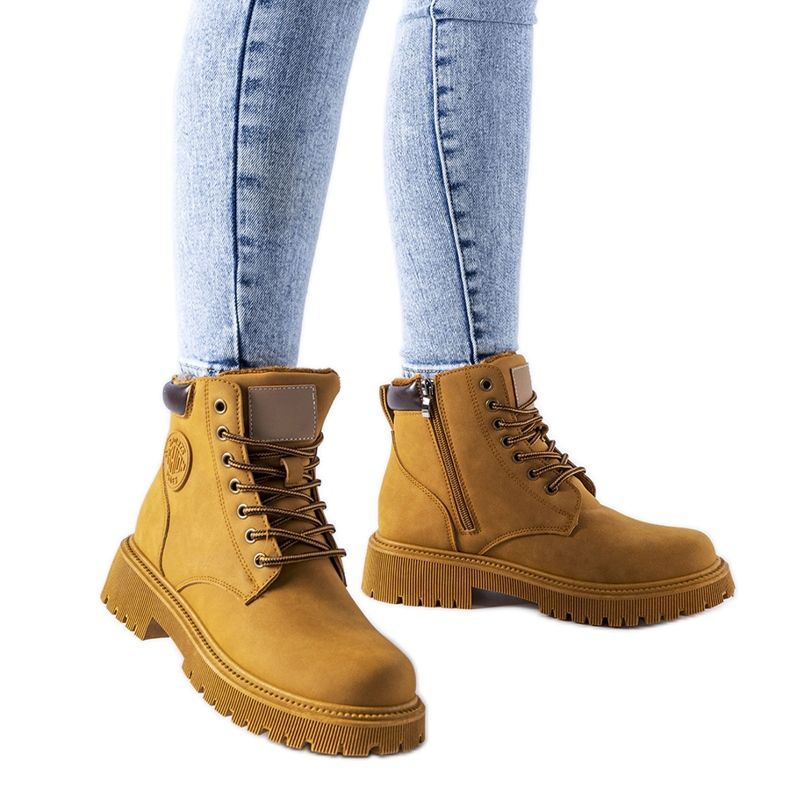 Klasični smeđi izolirani Tricase radnici smeđa