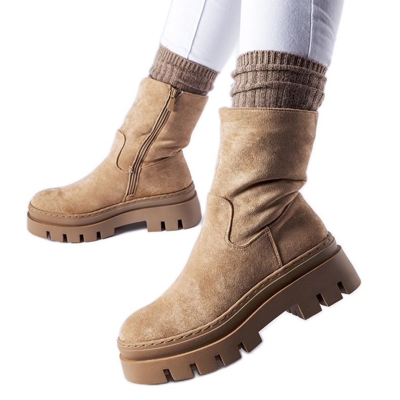 Smeđe izolirane gležnjače s masivnom Umber platformom smeđa