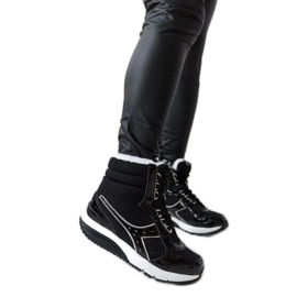 Crne Diadora izolirane sportske čizme za snijeg crno