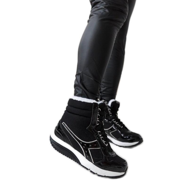 Crne Diadora izolirane sportske čizme za snijeg crno