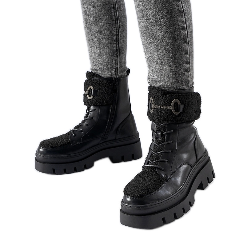 Crne izolirane radničke čizme s Highland kopčom crno