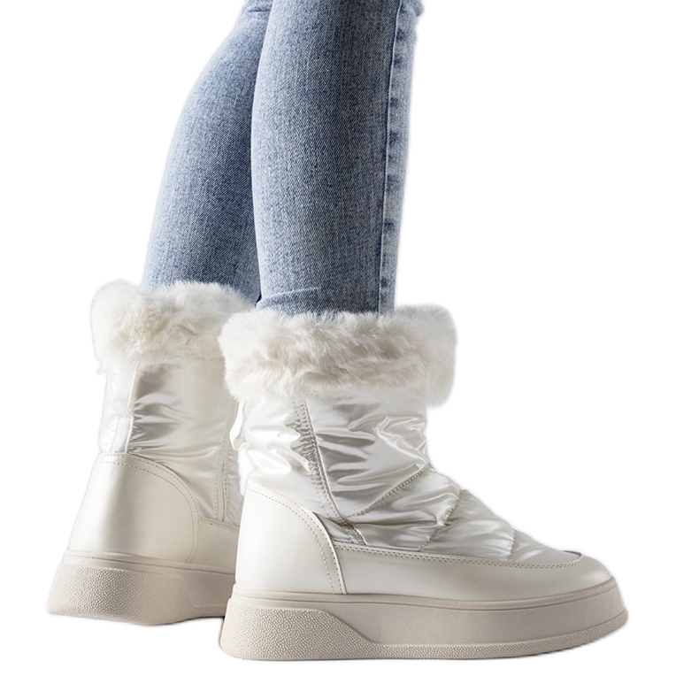 Bijele izolirane čizme za snijeg s krznom marke Oliver bijela