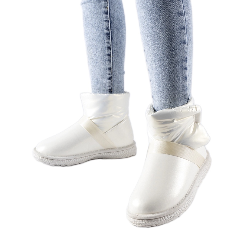 Bež sjajne kratke čizme za snijeg iz Delaunea