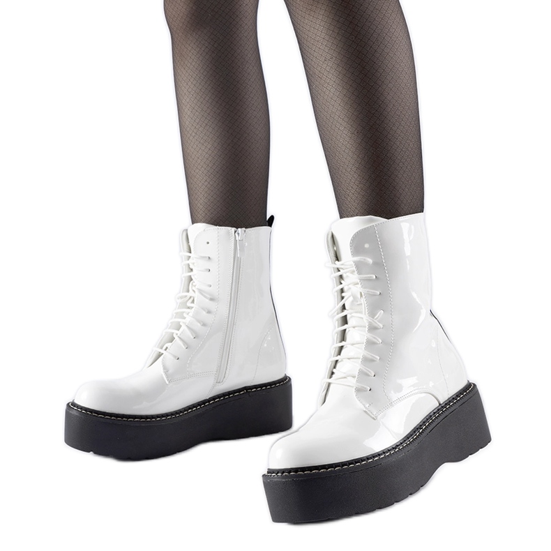 Bijelo lakirani radnici na Leos platformi bijela