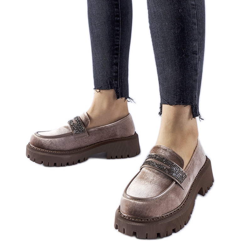 Smeđe mokasinke ukrašene Longuelo kamenčićima bež