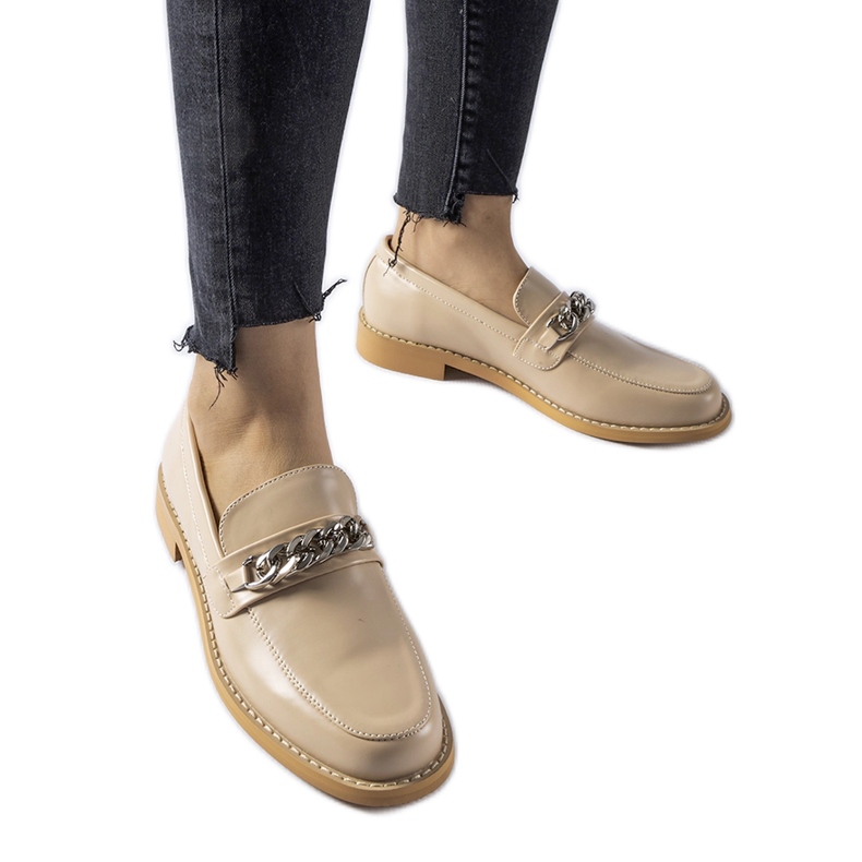 Bež mokasine ukrašene središnjim lancem