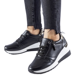 Crne tenisice ukrašene Marietta patentnim zatvaračem crna