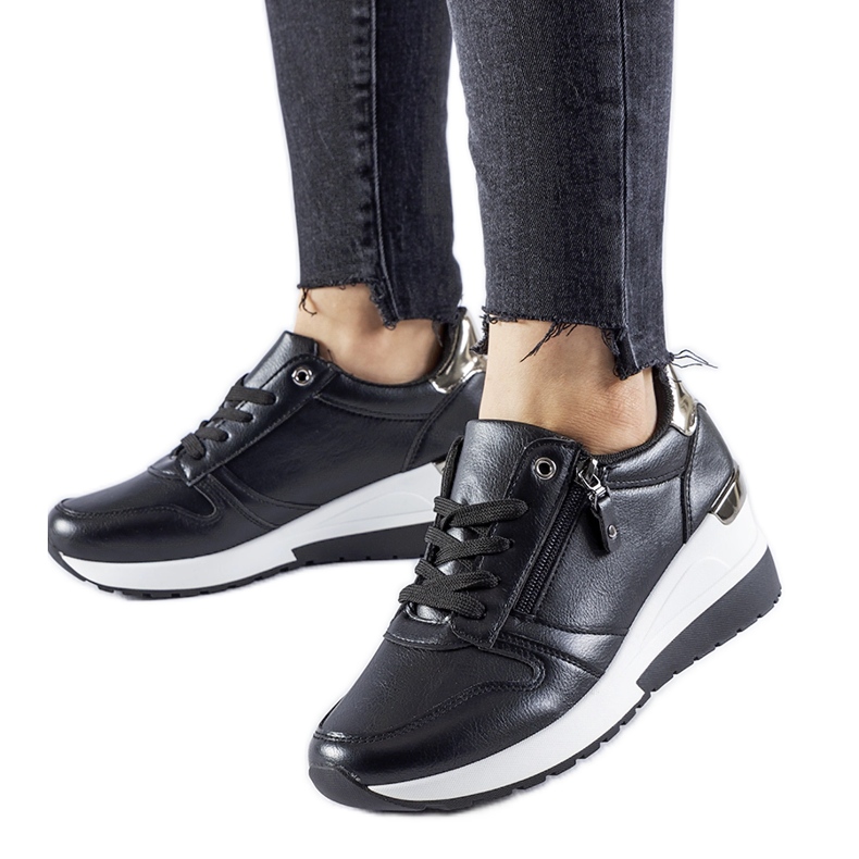 Crne tenisice ukrašene Marietta patentnim zatvaračem crno