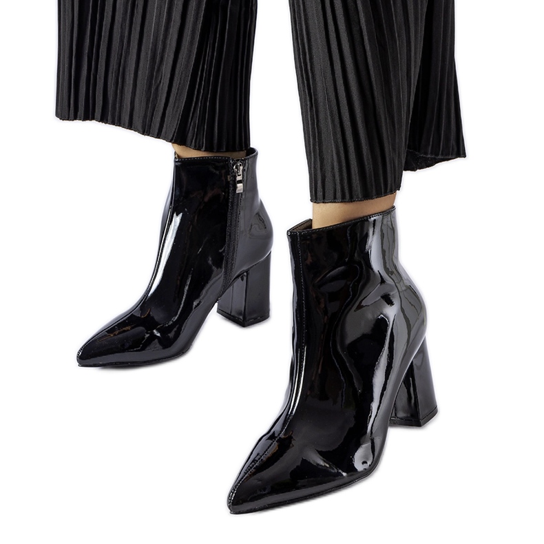 Crne lakirane gležnjače iz Usinaye crno