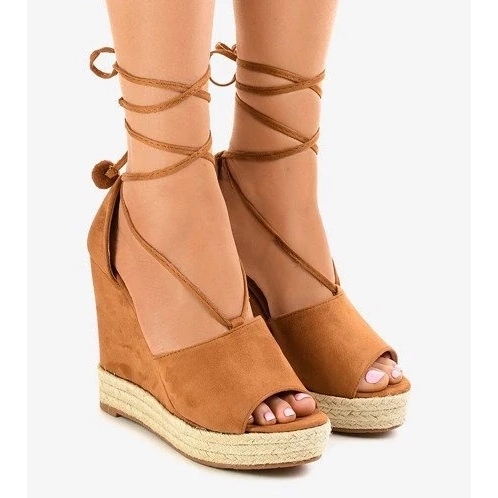 Bež natikače na platformu i bež ženske natikače