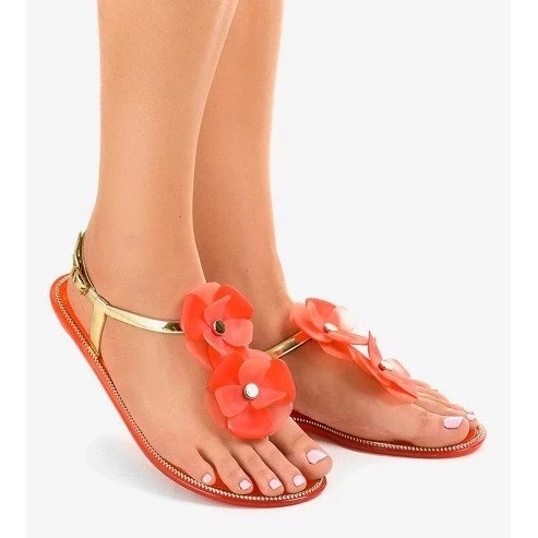 Lakirane bež salonke na špicasti vrh s niskom petom