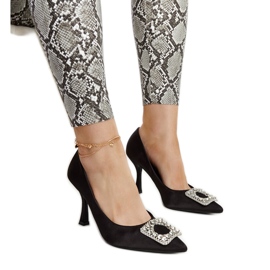 Crne visoke pete sa satenskim završetkom i Clemente kamenčićima crna