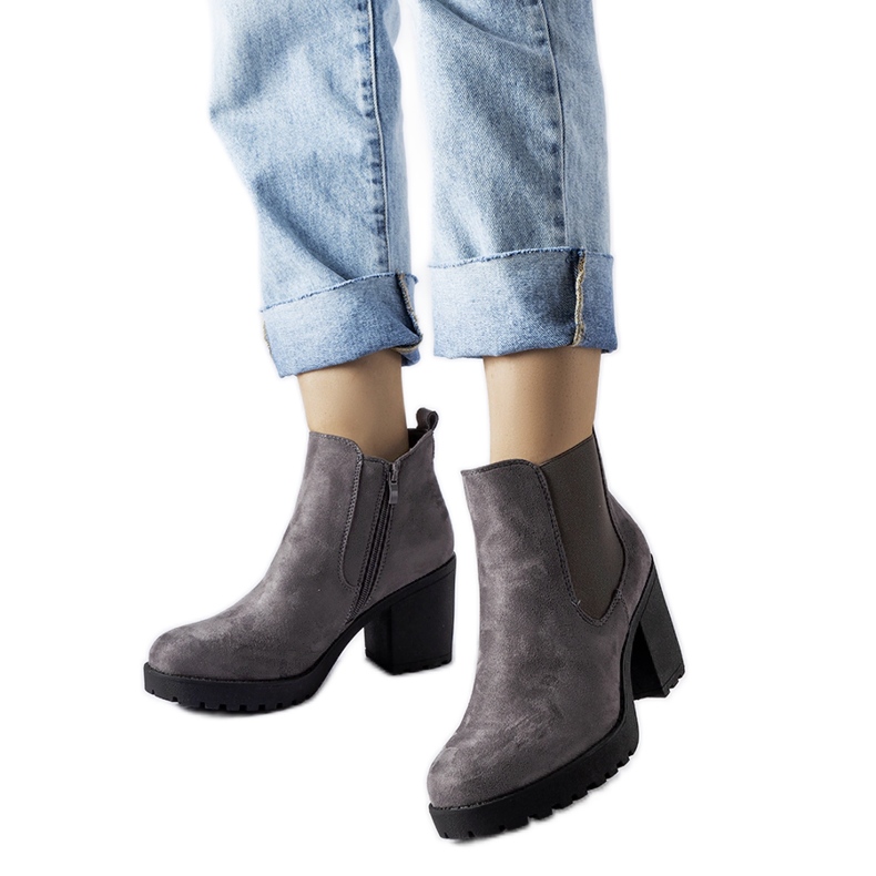 Magnui sive gležnjače s visokom petom od brušene kože siva