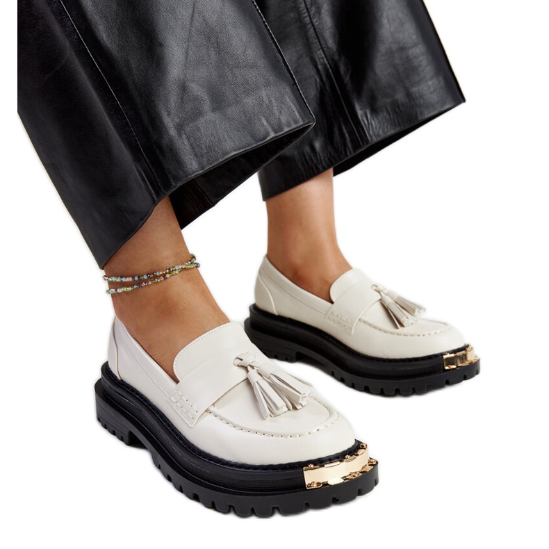 Svijetlo bež masivni mokasini sa zlatnim umetcima marke Tuga