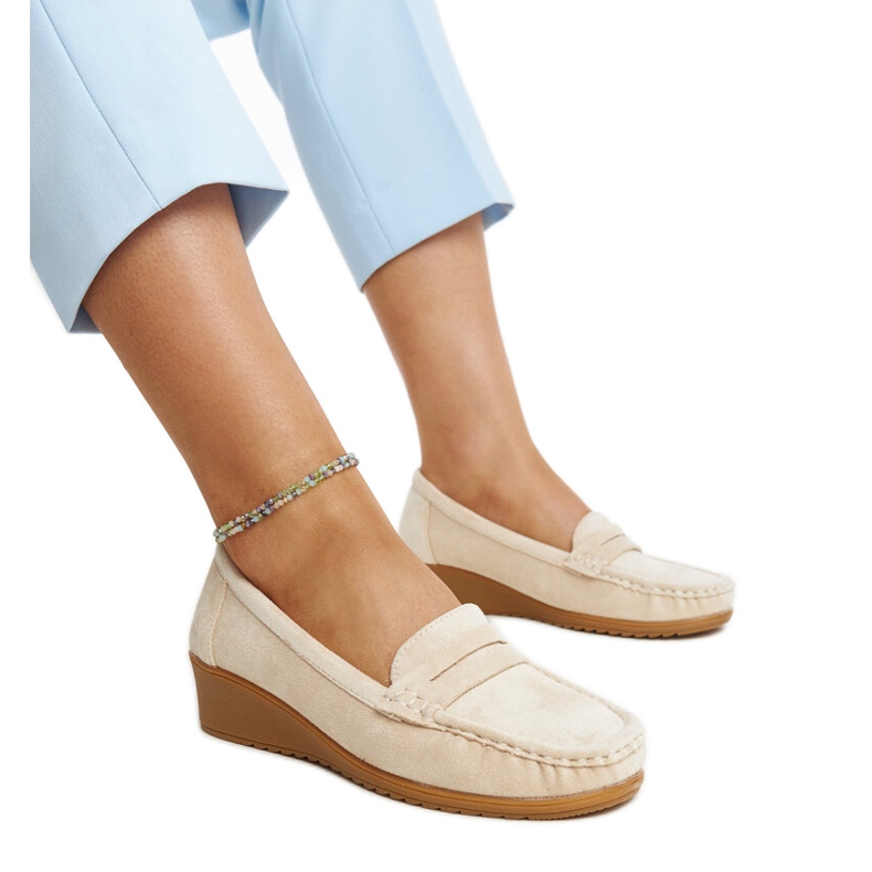 Sakena svijetlo bež mokasine na klin od brušene kože