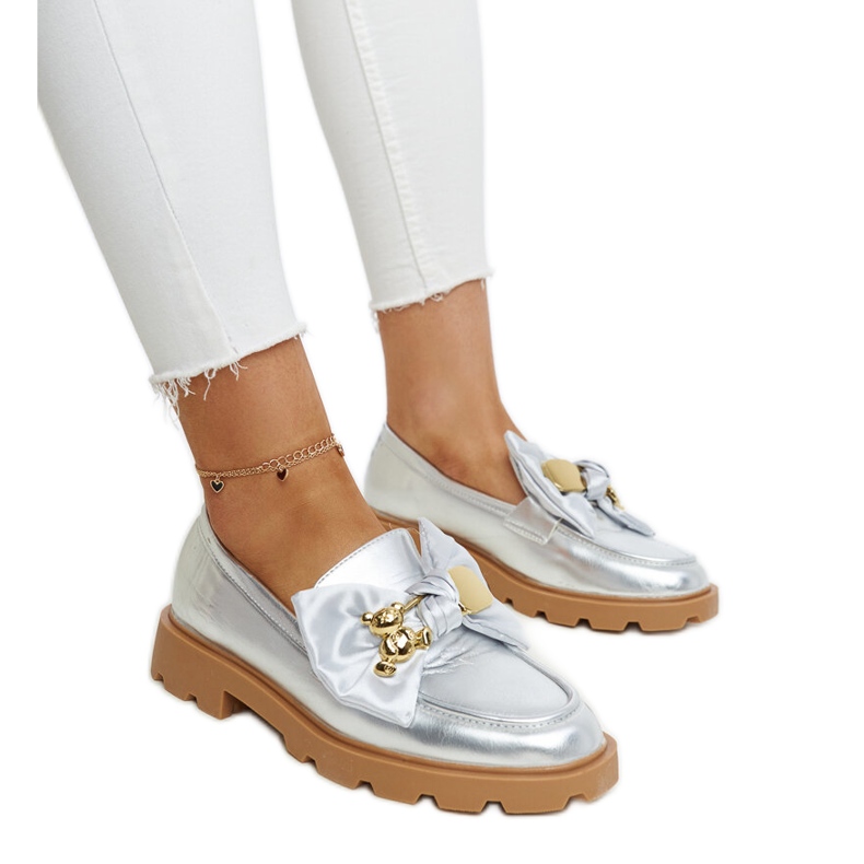 Srebrne mokasine s ukrasnom sigurnosnom iglom marke Bogumil srebro