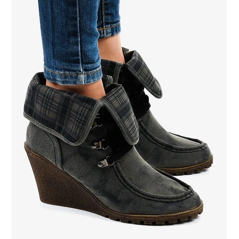 Udobne ženske kožne sandale s elegantnim ukrasima bež