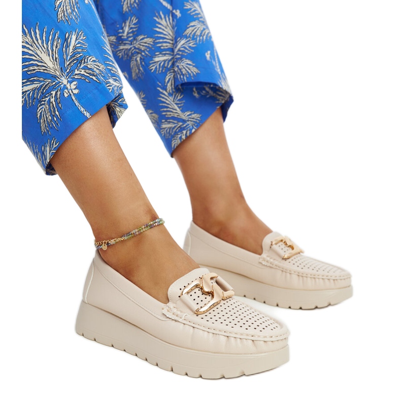 Bež kožne cipele s ukrasnom kopčom