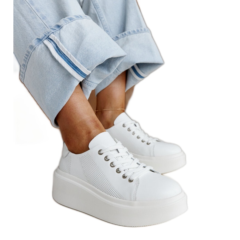 Plave kožne cipele s ukrasnom kopčom bijela