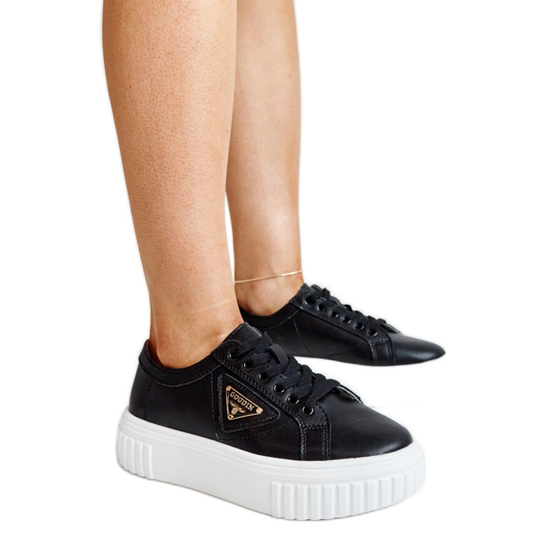 Crne kožne cipele s ukrasnom kopčom crno