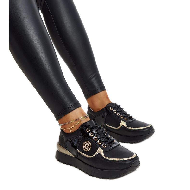 Crne kožne cipele s ukrasnom kopčom crno