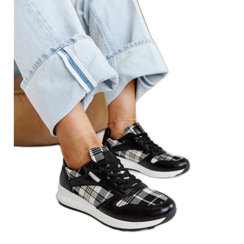 Crne kožne cipele s ukrasnom kopčom crno