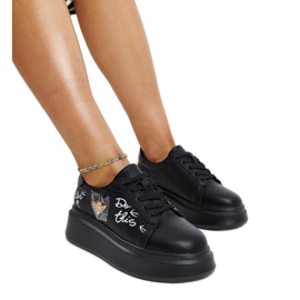 Crne kožne cipele s ukrasnom kopčom crna