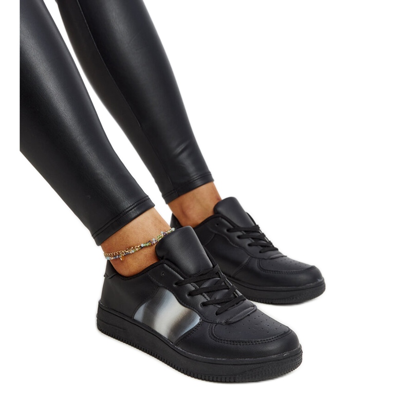 Crne kožne cipele s ukrasnom kopčom crno