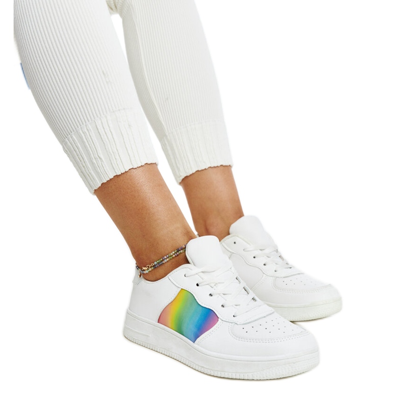 Bijele kožne cipele s ukrasnom kopčom bijela