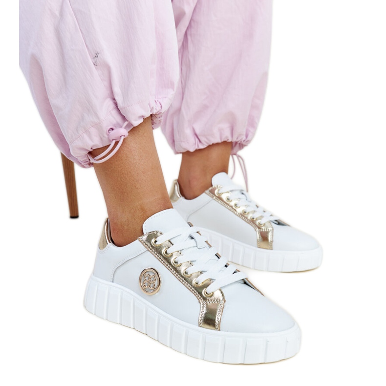 Bijele kožne tenisice s masivnim Viera potplatom bijela