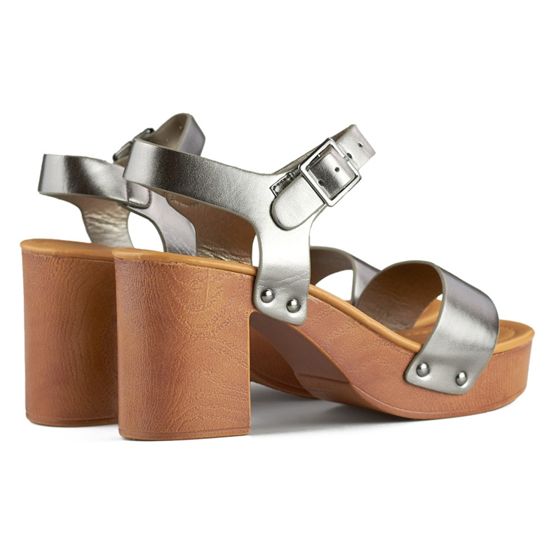 Metalne sandale s drvenom platformom srebro