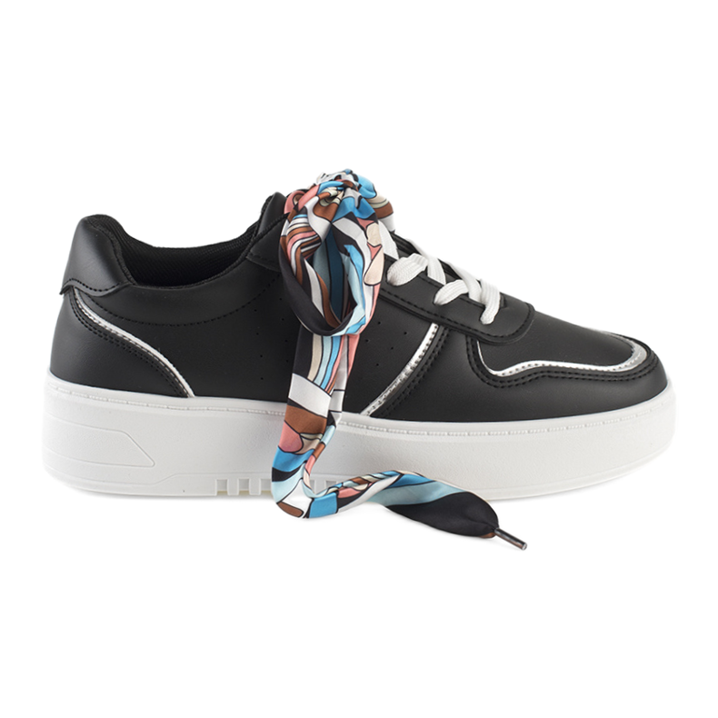 Crne ženske tenisice koje se vežu trakom crno