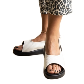 Bijele sandale s debelim potplatom marke Hamond bijela