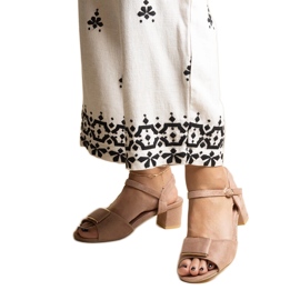 Tamno bež sandale na nisku petu marke Frederica