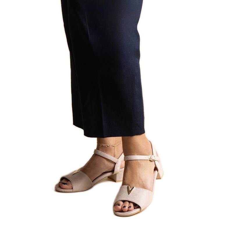 Bež sandale na nisku petu s Horner kopčom