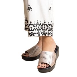 Zlatne ažurne klinaste papuče od Garvin eko kože zlatni