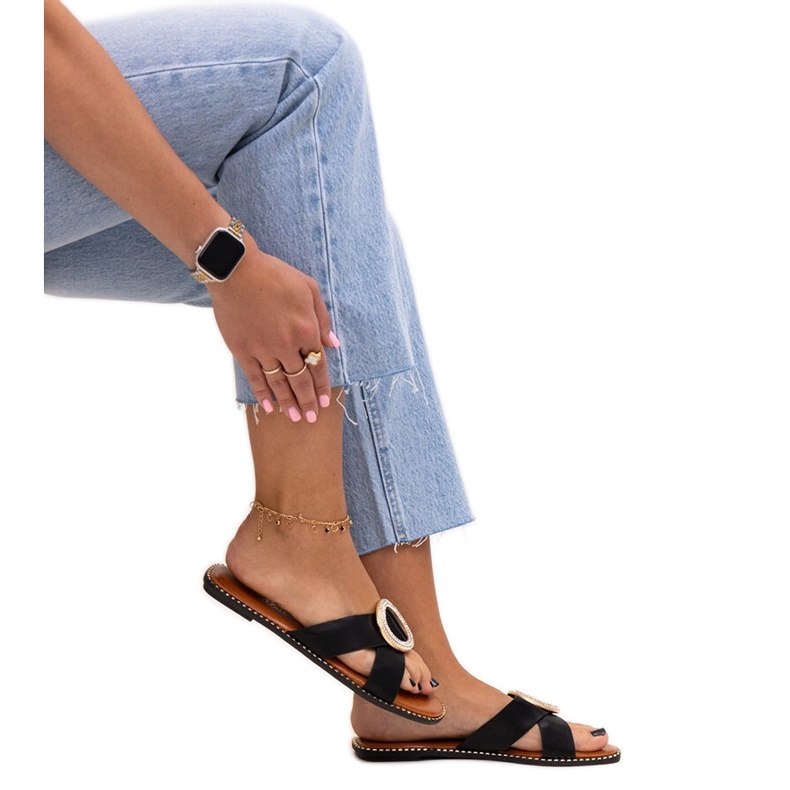 Kape ukrašene Salimba cirkon kopčom crno