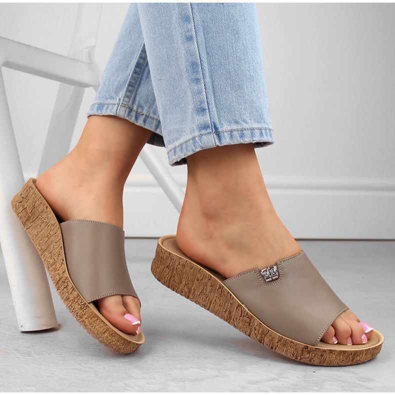 Kožne udobne ženske cappuccino papuče Helios 130.42 bež