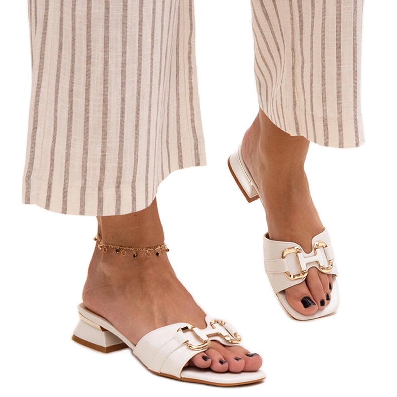 Japanke na nisku petu s ukrasnom Luara kopčom bijela