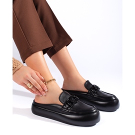 Zatvorene, elegantne crne ženske japanke crna