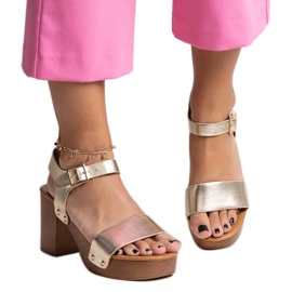 Zlatne masivne Adilar sandale na visoku petu zlatni